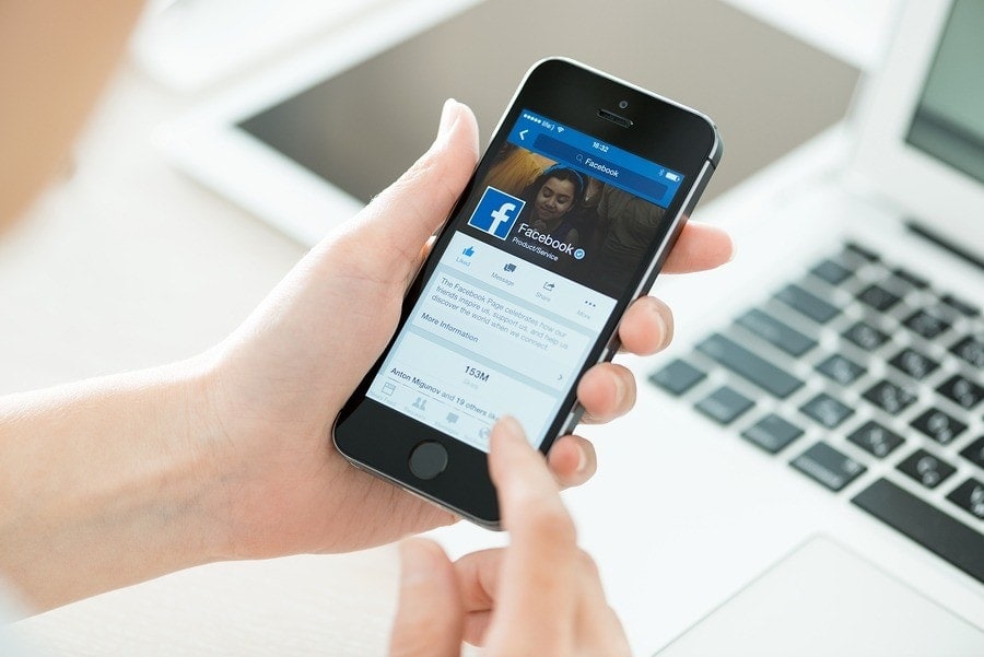 employee surfing facebook